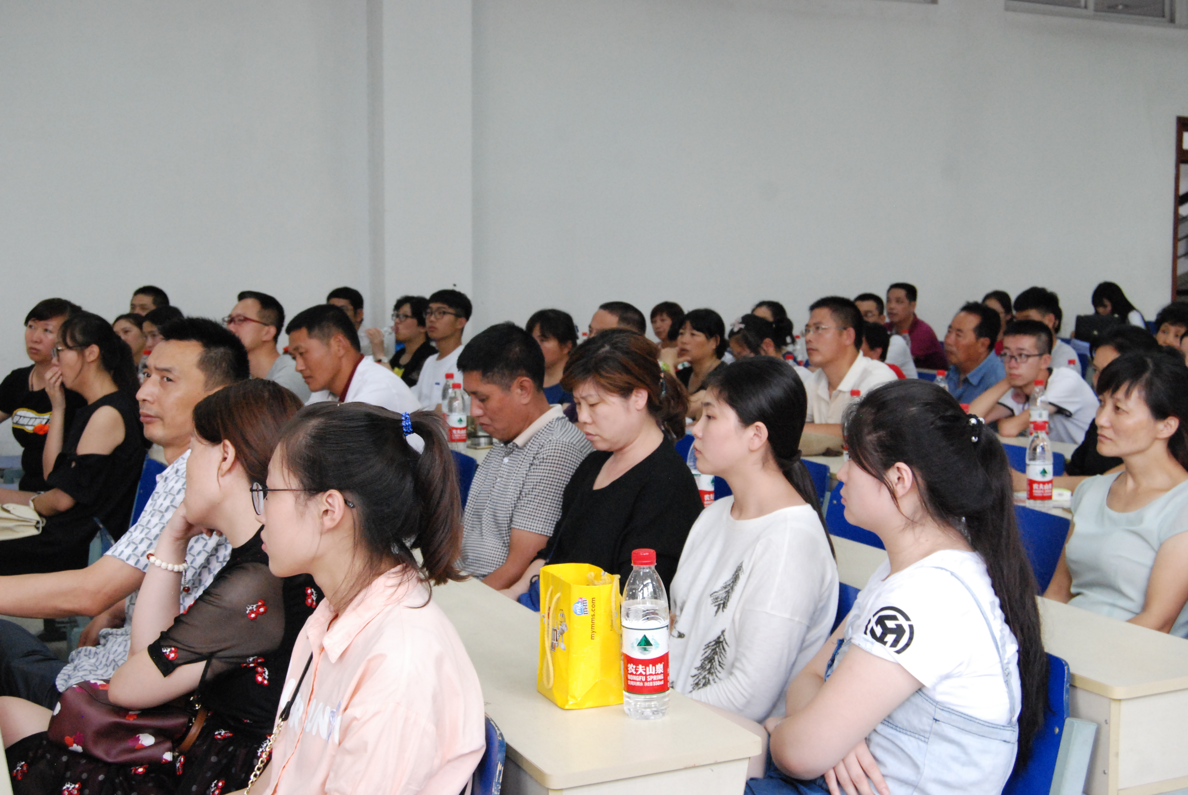 437必赢会员中心2016级新生家长见面会成功举行